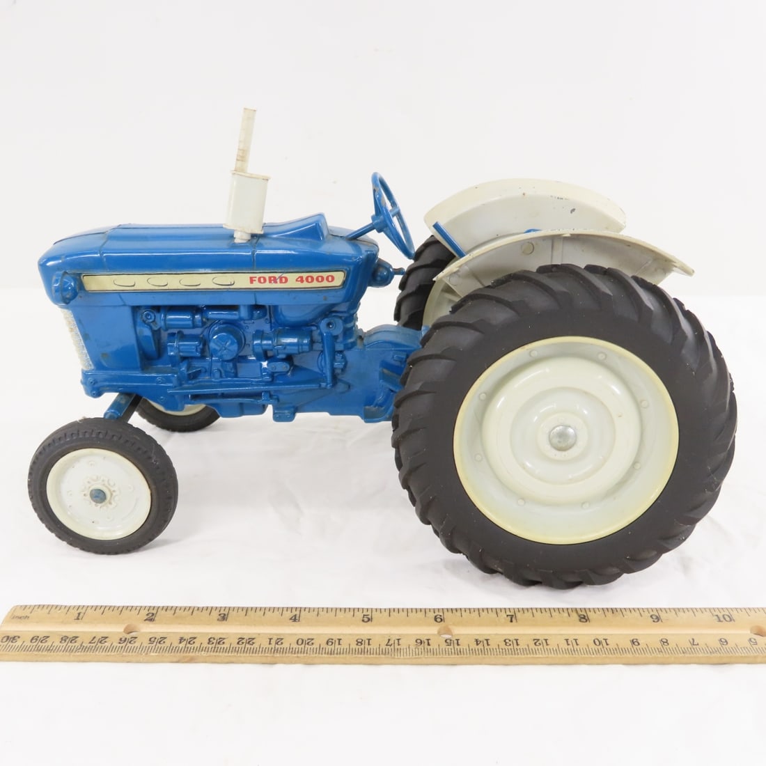 ERTL FORD 4000 WF Tractor w/3 pt Hitch - 2