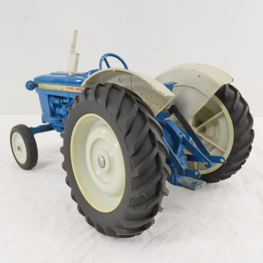 ERTL FORD 4000 WF Tractor w/3 pt Hitch - 3