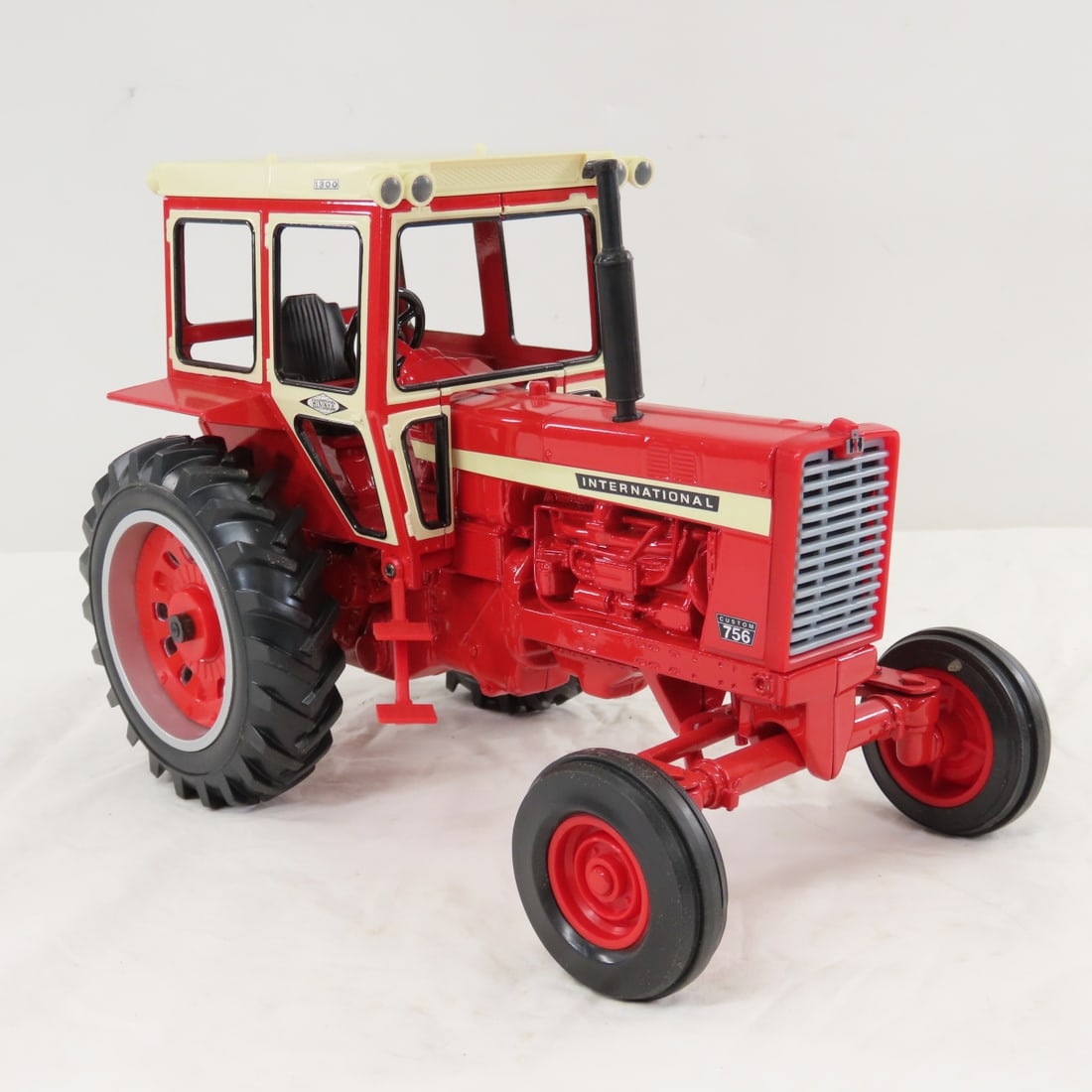 ERTL International Custom 756 w/ Hinniker 1300 Cab - 7