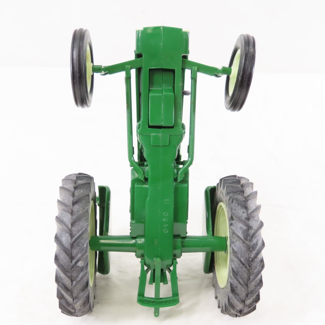 Yoder's Oliver 550 WF Plastic Tractor 1/16 Scale - 10
