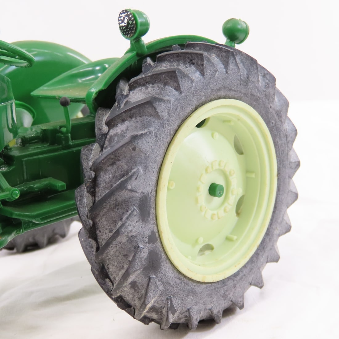 Yoder's Oliver 550 WF Plastic Tractor 1/16 Scale - 16