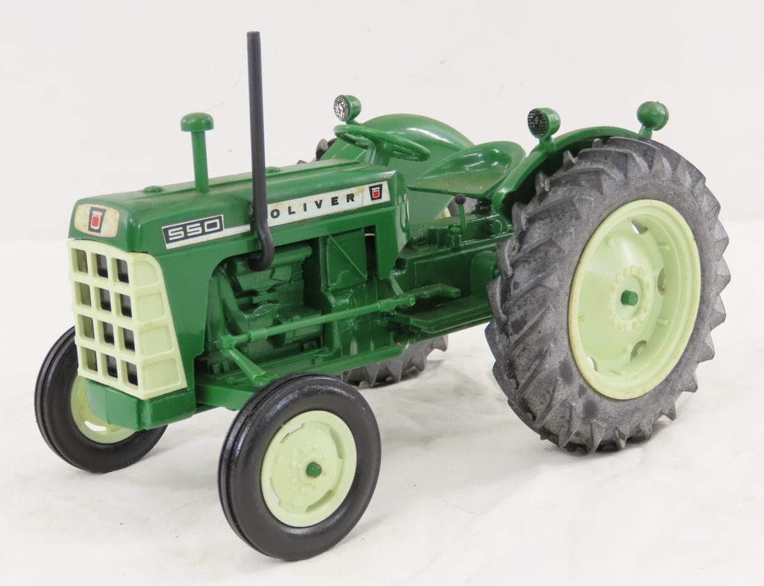 Yoder's Oliver 550 WF Plastic Tractor 1/16 Scale: Yoder's Oliver 550 WF Plastic Tractor 1/16 Scale - stamped 0420 B on bottom, LOT SIZE: 7x5x5" 1 LBAll information and photos, which are part of the description) are intended to be as accurate as possi