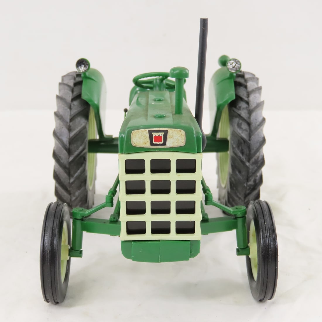 Yoder's Oliver 550 WF Plastic Tractor 1/16 Scale - 8