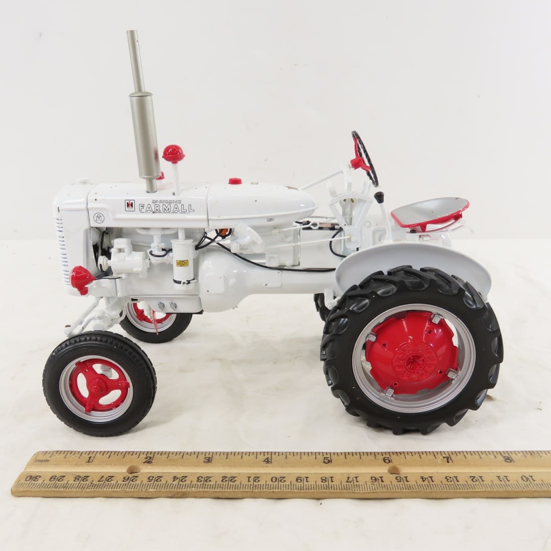 Franklin Mint Farmall Super A Demonstrator Tractor - 2