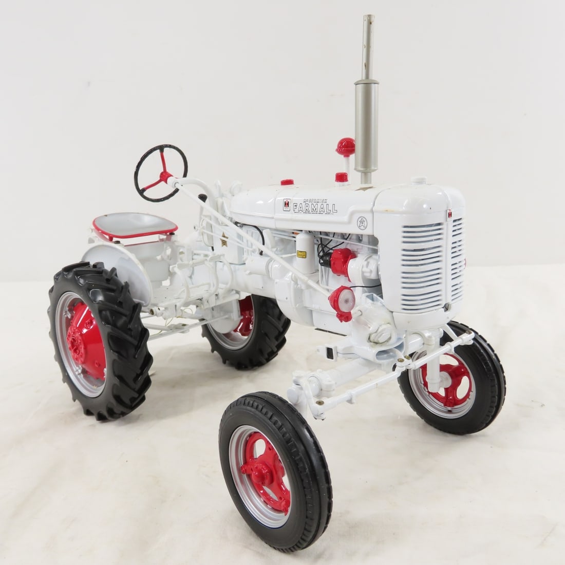 Franklin Mint Farmall Super A Demonstrator Tractor - 7