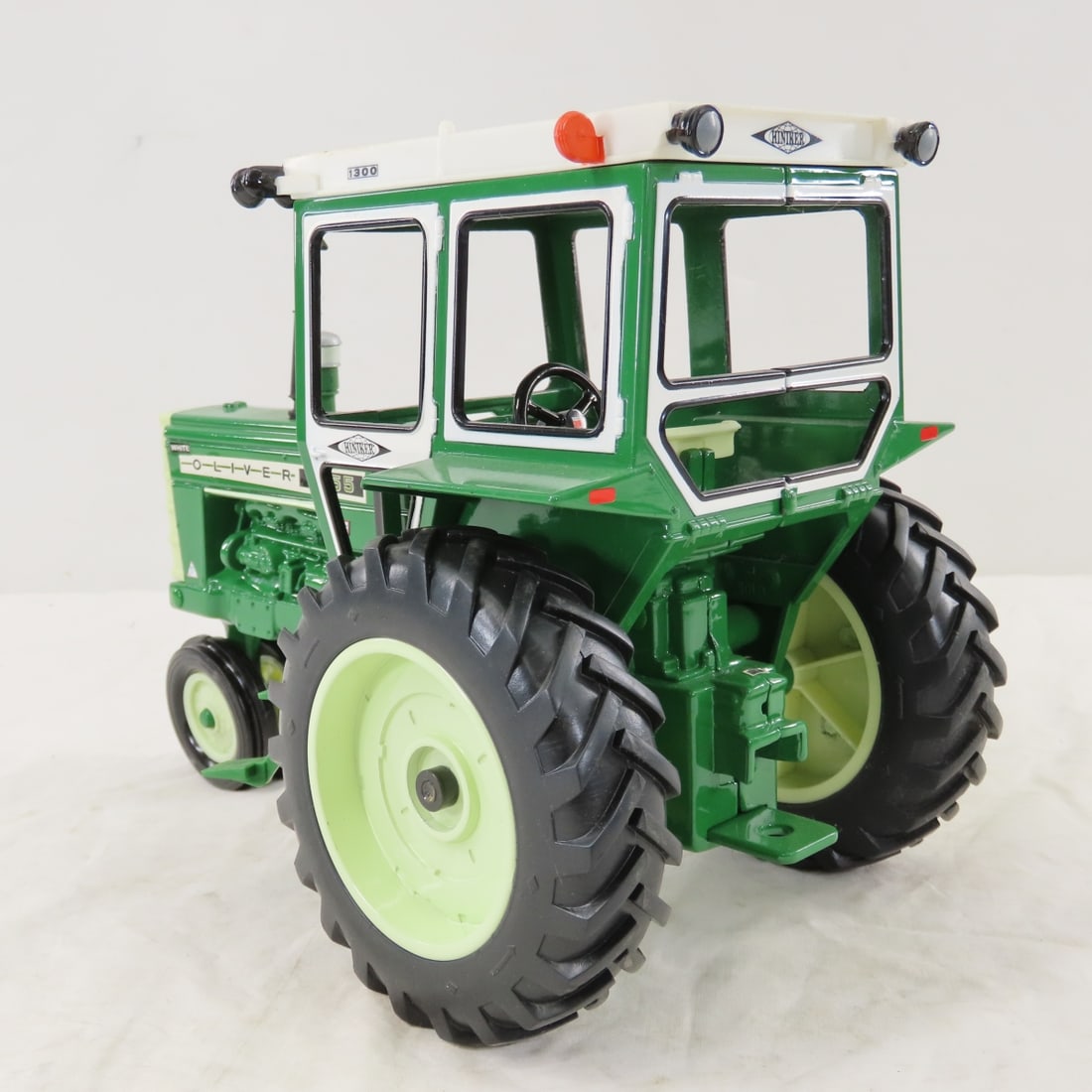 ERTL Oliver 1555 Tractor w/ Hiniker Cab 2003 Show - 3