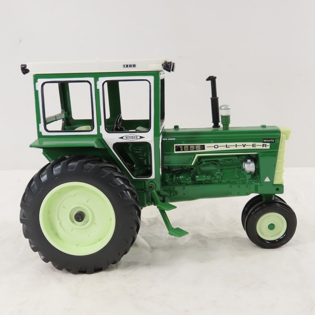 ERTL Oliver 1555 Tractor w/ Hiniker Cab 2003 Show - 6