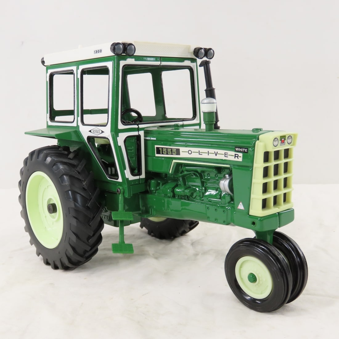 ERTL Oliver 1555 Tractor w/ Hiniker Cab 2003 Show - 7