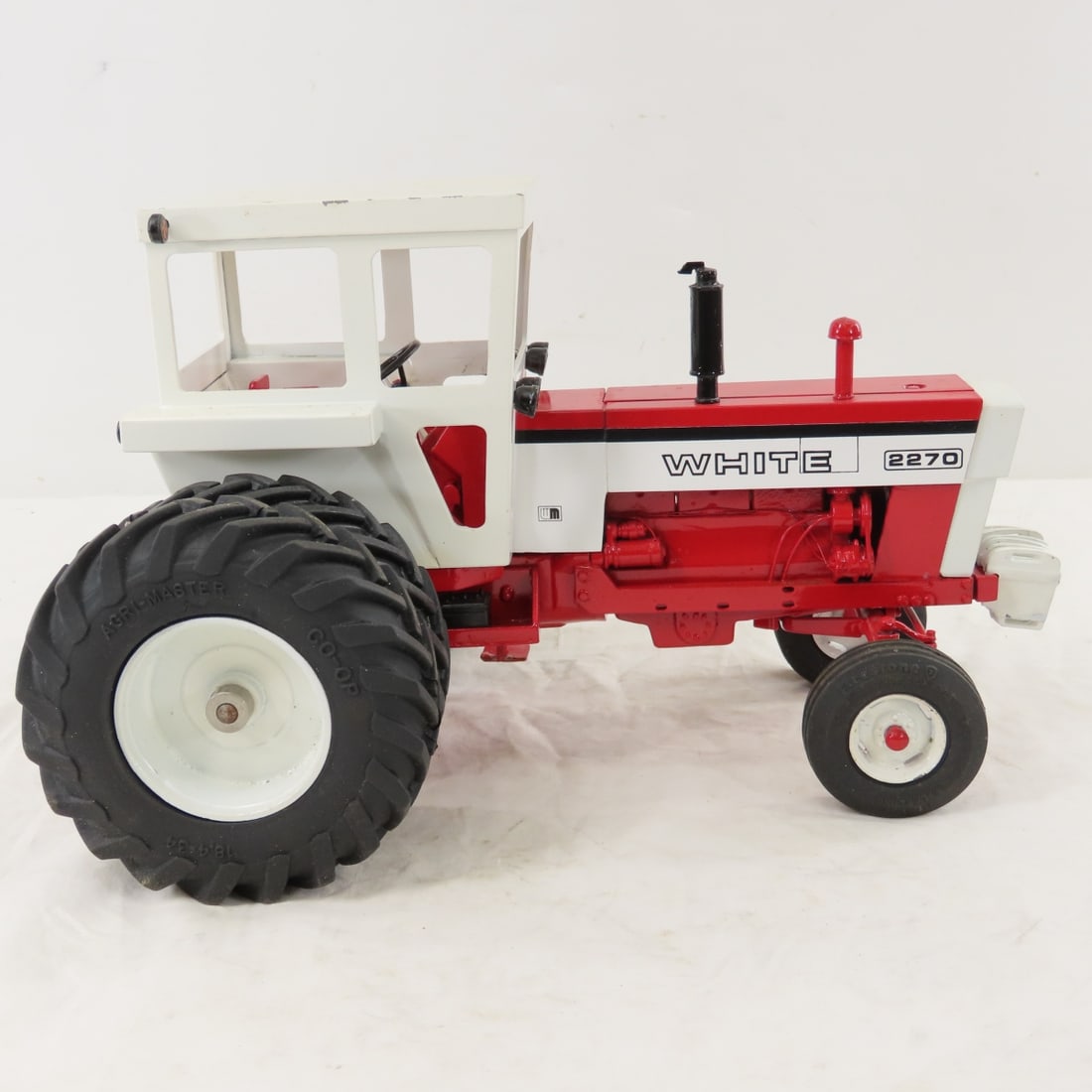 Gilbert Berg White 2270 WF Tractor with Cab - 6