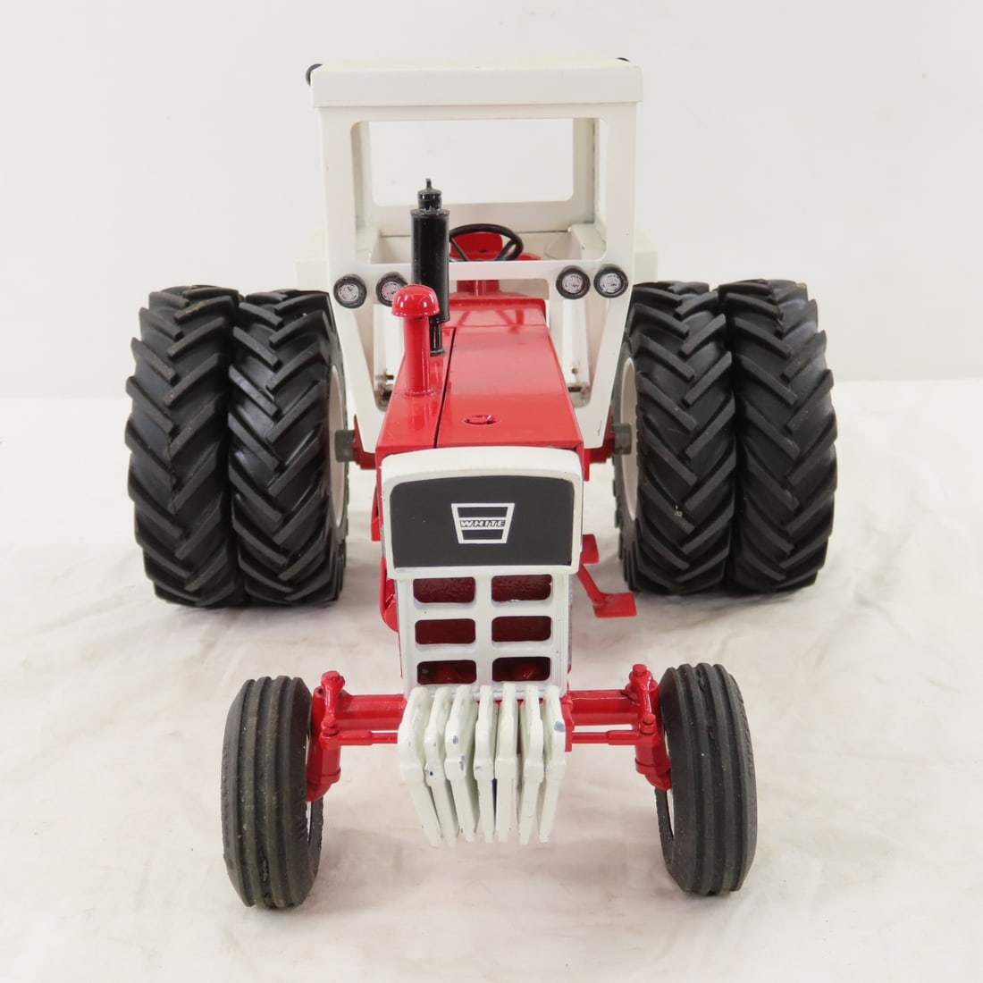 Gilbert Berg White 2270 WF Tractor with Cab - 8