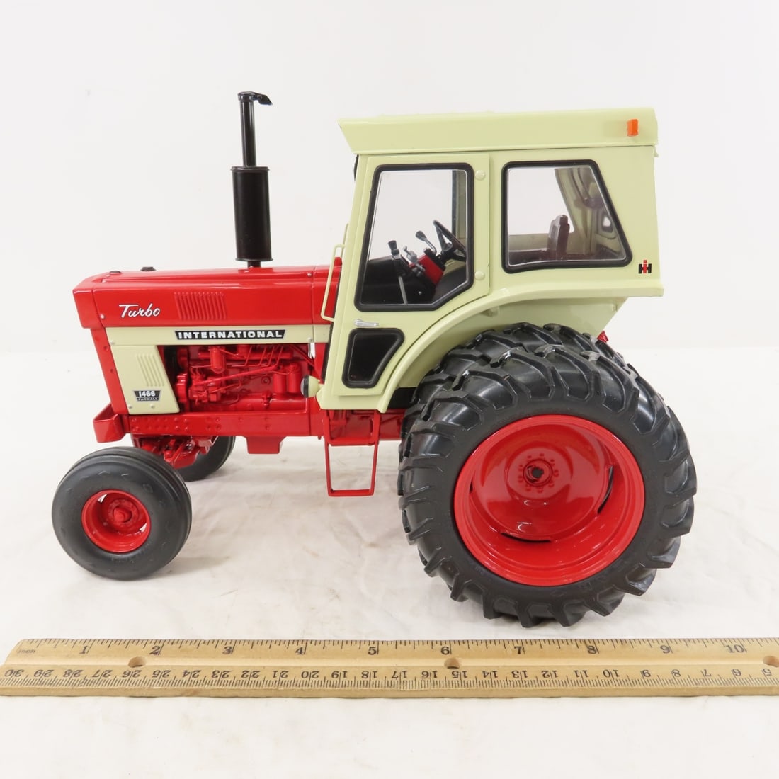 ERTL IH 1466 Farmall Turbo with Cab and Box - 2