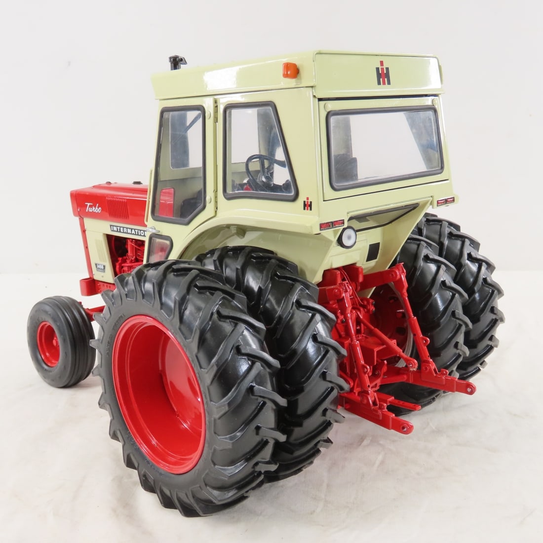 ERTL IH 1466 Farmall Turbo with Cab and Box - 3