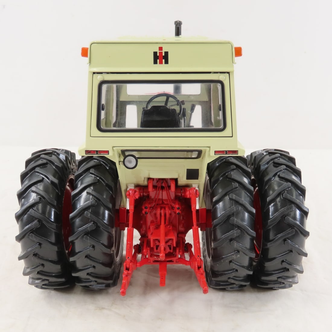 ERTL IH 1466 Farmall Turbo with Cab and Box - 4