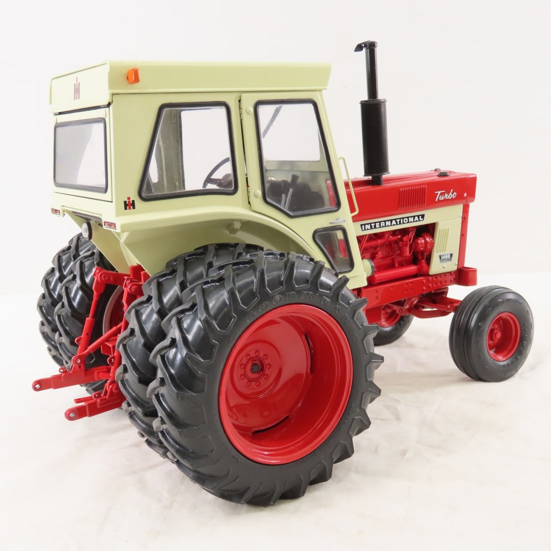 ERTL IH 1466 Farmall Turbo with Cab and Box - 5