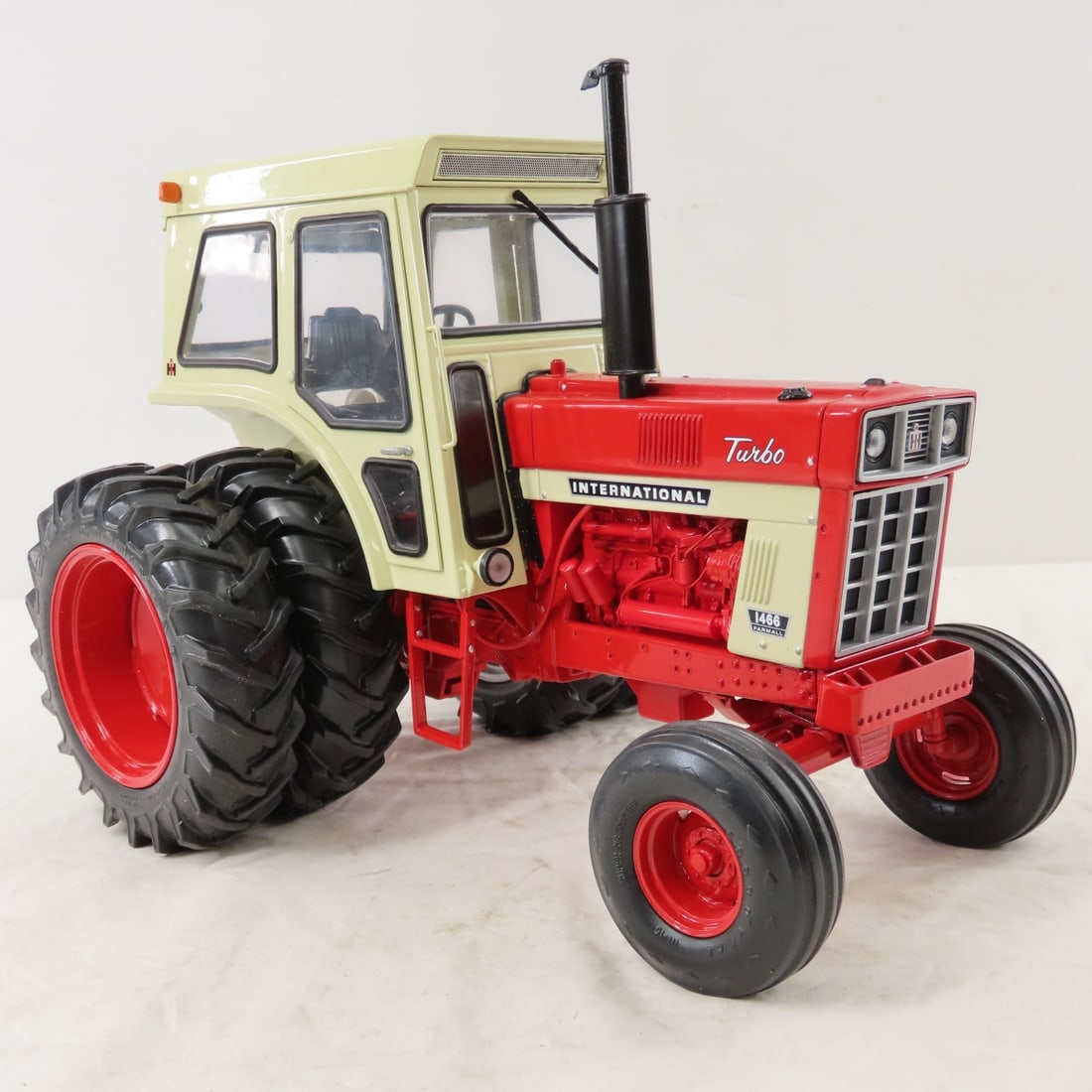 ERTL IH 1466 Farmall Turbo with Cab and Box - 7