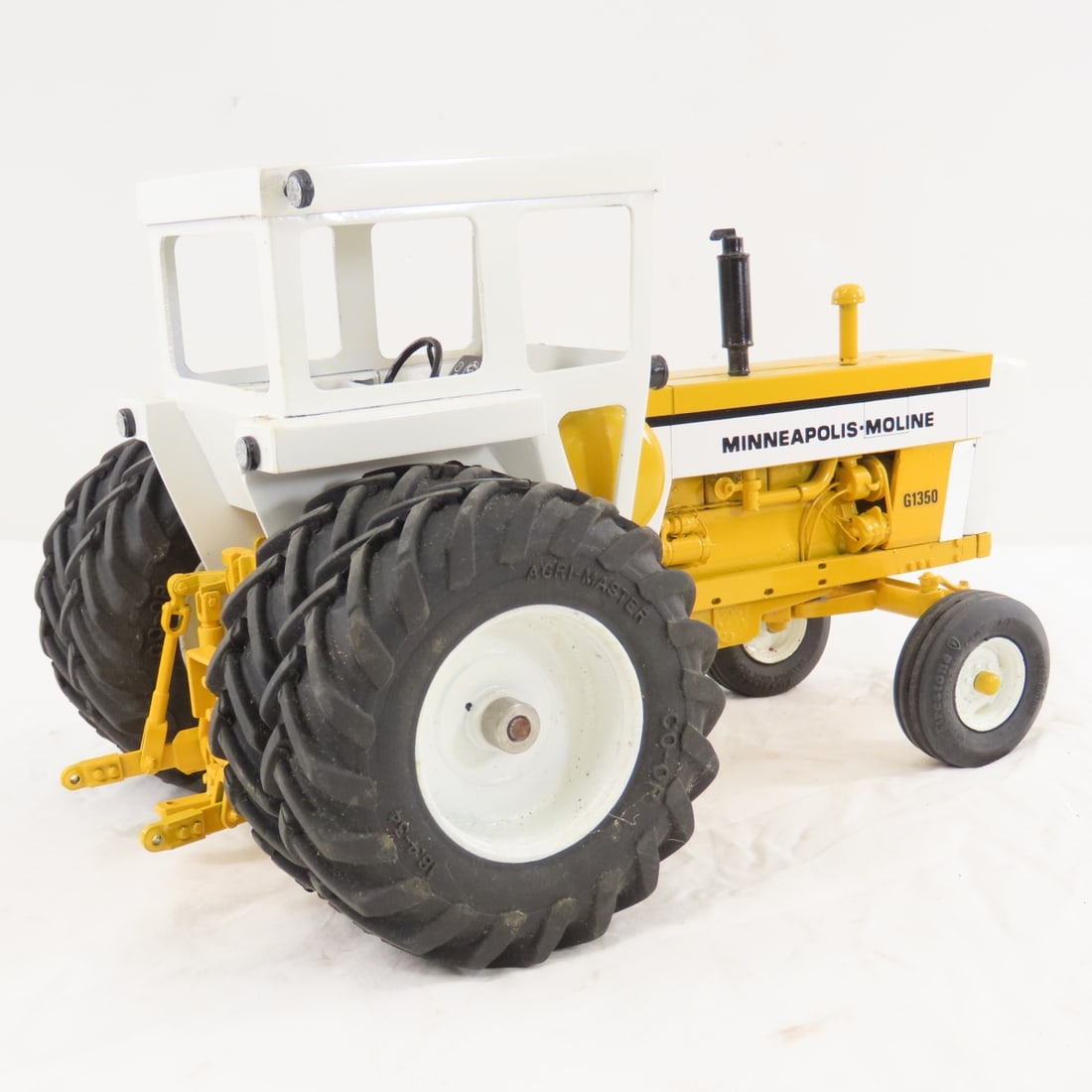 Gilbert Berg White M-M G1350 WF Tractor with Cab - 5