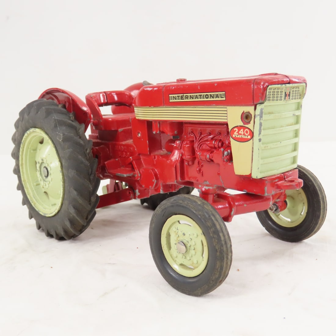 ERTL International 240 & 340 Utility Tractors - 7