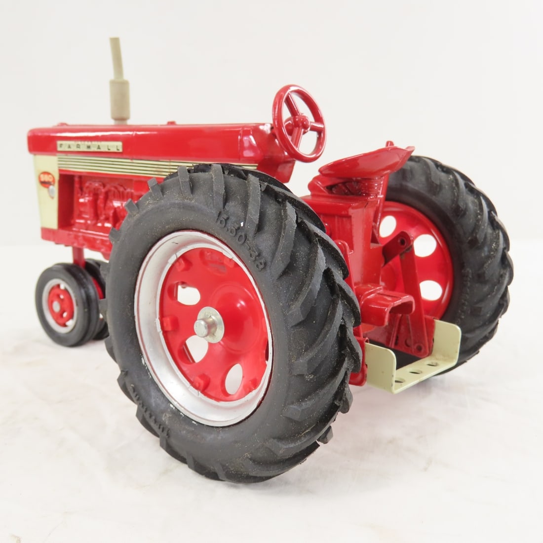 ERTL McCormick Farmall 560 Row Crop Tractors - 3