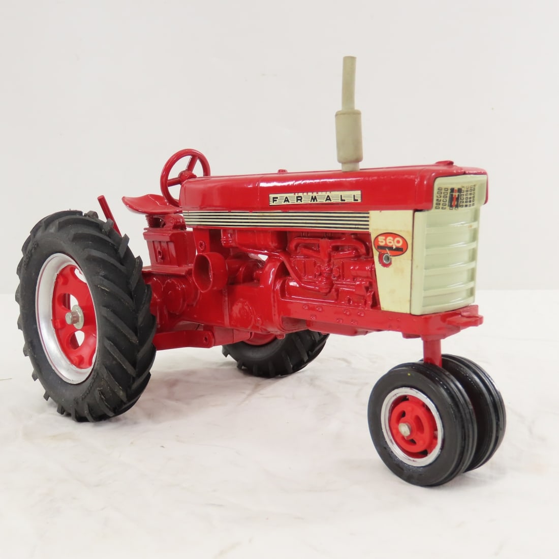ERTL McCormick Farmall 560 Row Crop Tractors - 7
