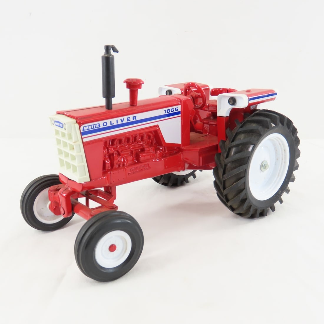 Scale Models White Oliver 1855 WF Tractor: Scale Models White Oliver 1855 WF Tractor - 3 pt hitch, 1/16 diecast, LOT SIZE: 9x6x7" 3 LBSAll information and photos, which are part of the description) are intended to be as accurate as possible, b
