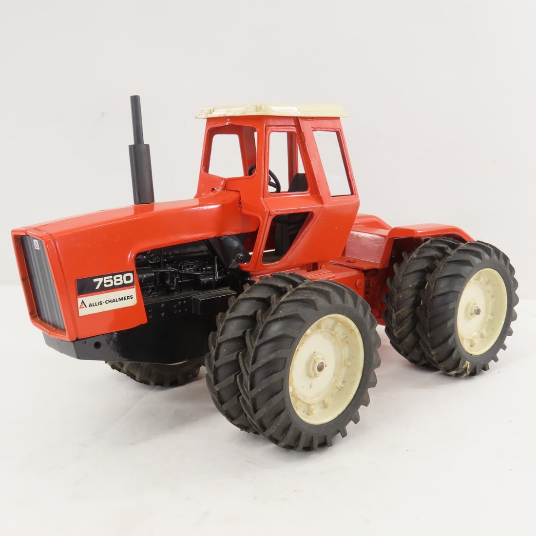 ERTL Allis-Chalmers 7580 4WD Articulated Tractor: ERTL Allis-Chalmers 7580 4WD Articulated Tractor - all duals, with cab, 1/16 diecast, LOT SIZE: 14x8x9" 6 LBSAll information and photos, which are part of the description) are intended to be as accura