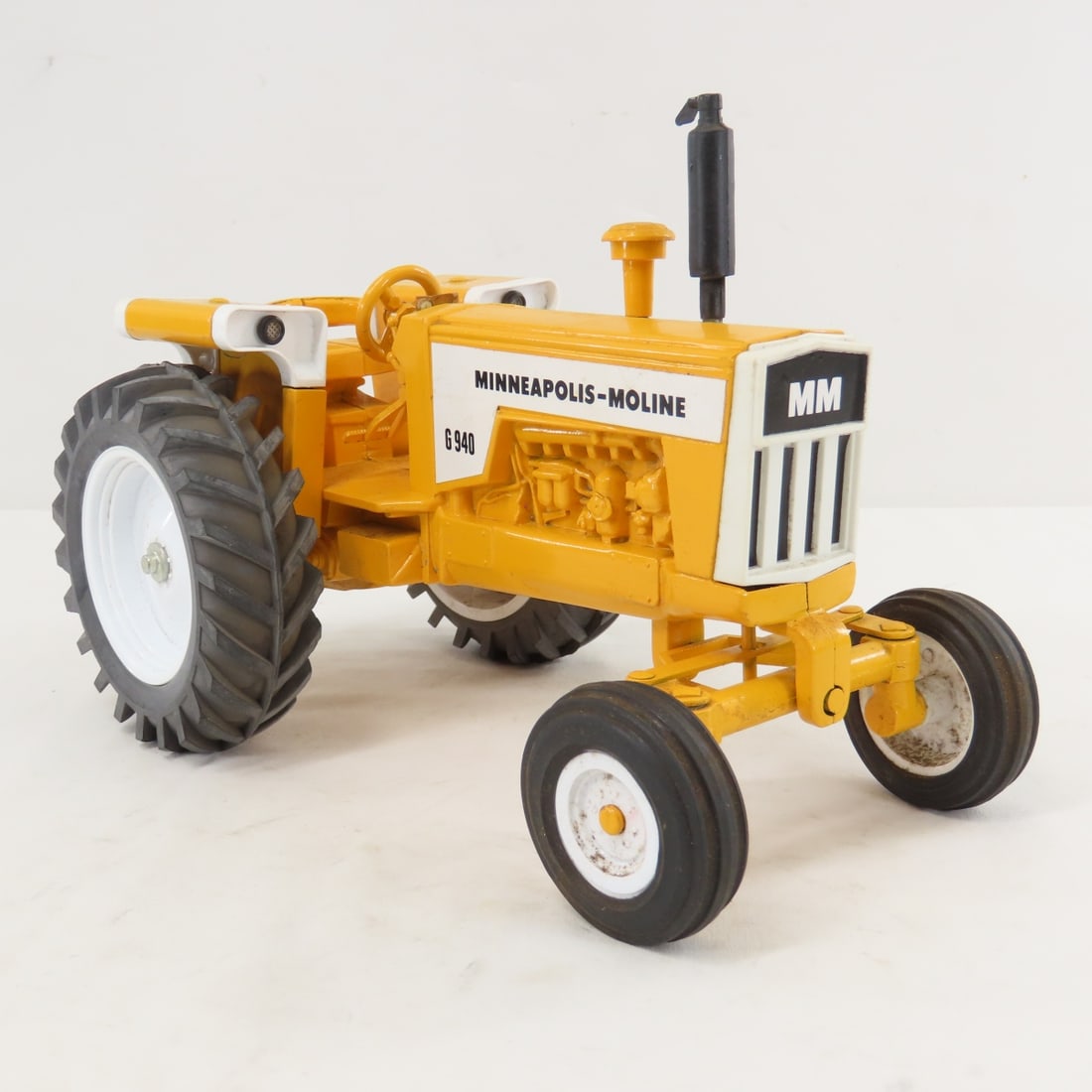 Scale Models Minneapolis-Moline G940 WF Tractor - 7
