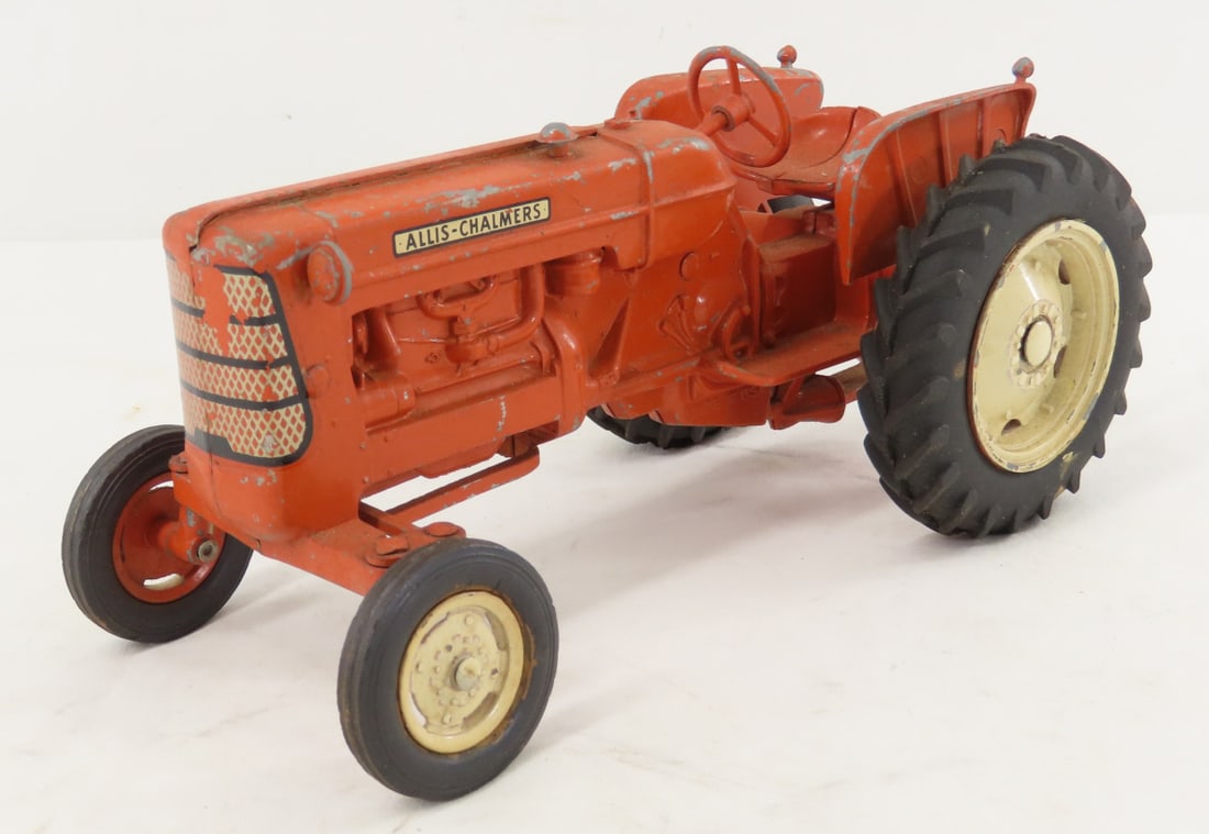 ESKA Allis-Chalmers D17 Row Crop Tractor: ESKA Allis-Chalmers D17 Row Crop Tractor - marked made in USA, 1/16 diecast, LOT SIZE: 9x5x5" 1.5 LBSAll information and photos, which are part of the description) are intended to be as accurate as
