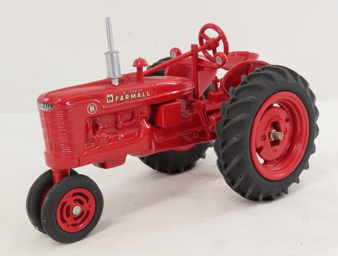 Freiheit IH McCormick Farmall Model H Tractor: Freiheit IH McCormick Farmall Model H Tractor - marked H 18, 1/16 diecast, LOT SIZE: 8x5x6", 2 LBSAll information and photos, which are part of the description) are intended to be as accurate as