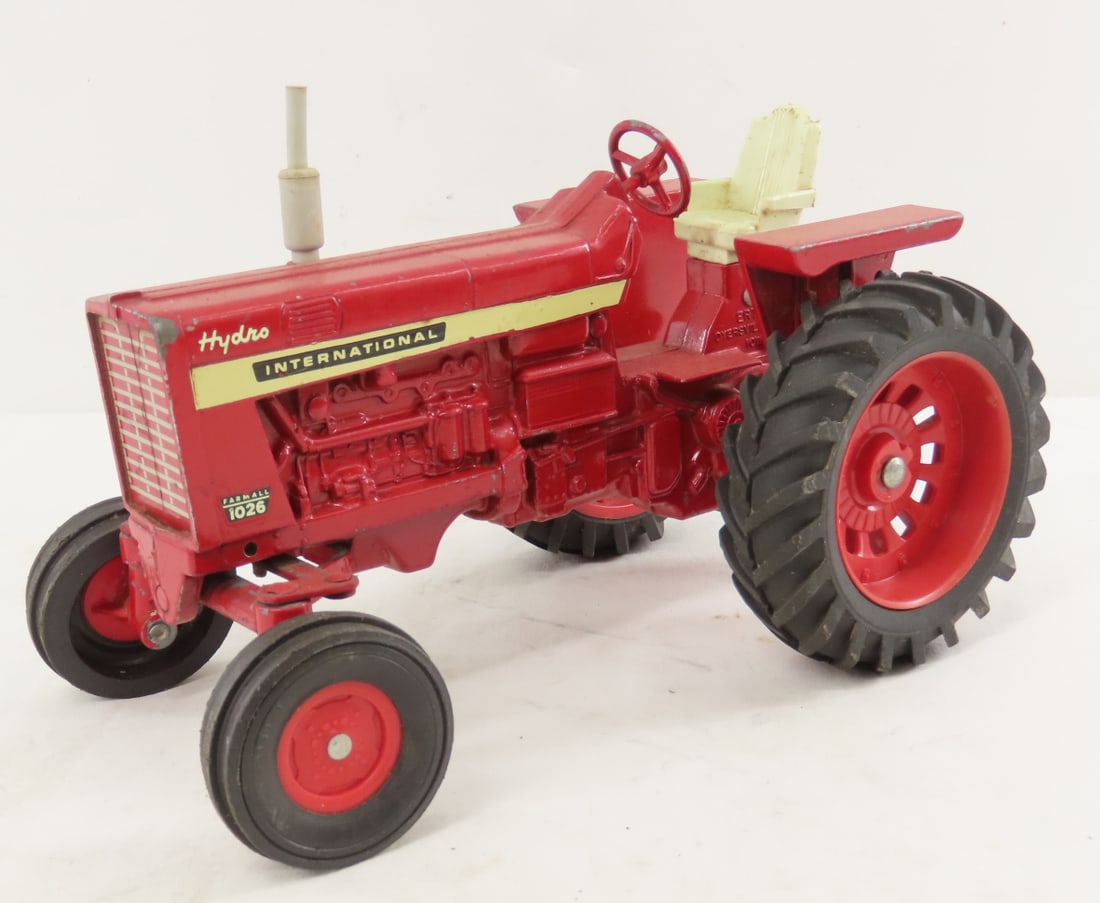 ERTL International Farmall 1026 Hydro Tractor: ERTL International Farmall 1026 Hydro Tractor - WF row crop, 1/16 diecast, LOT SIZE: 10x6x7' 2 LBSAll information and photos, which are part of the description) are intended to be as accurate as possi