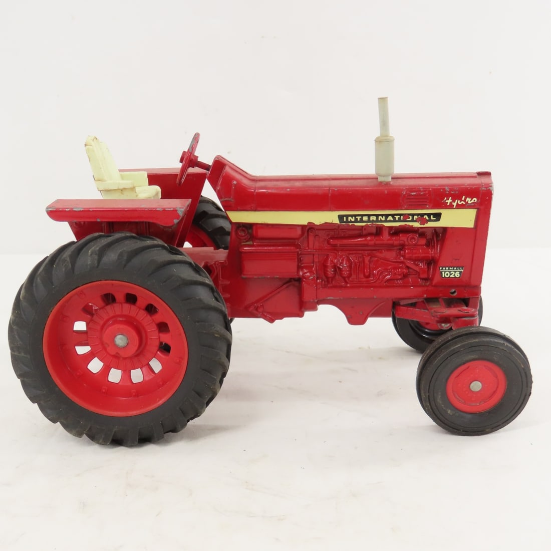 ERTL International Farmall 1026 Hydro Tractor - 6