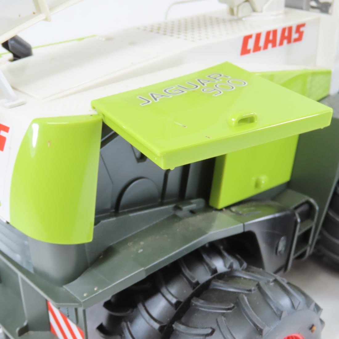 Bruder CLAAS Jaguar 900 with RU600 Field Chopper - 16