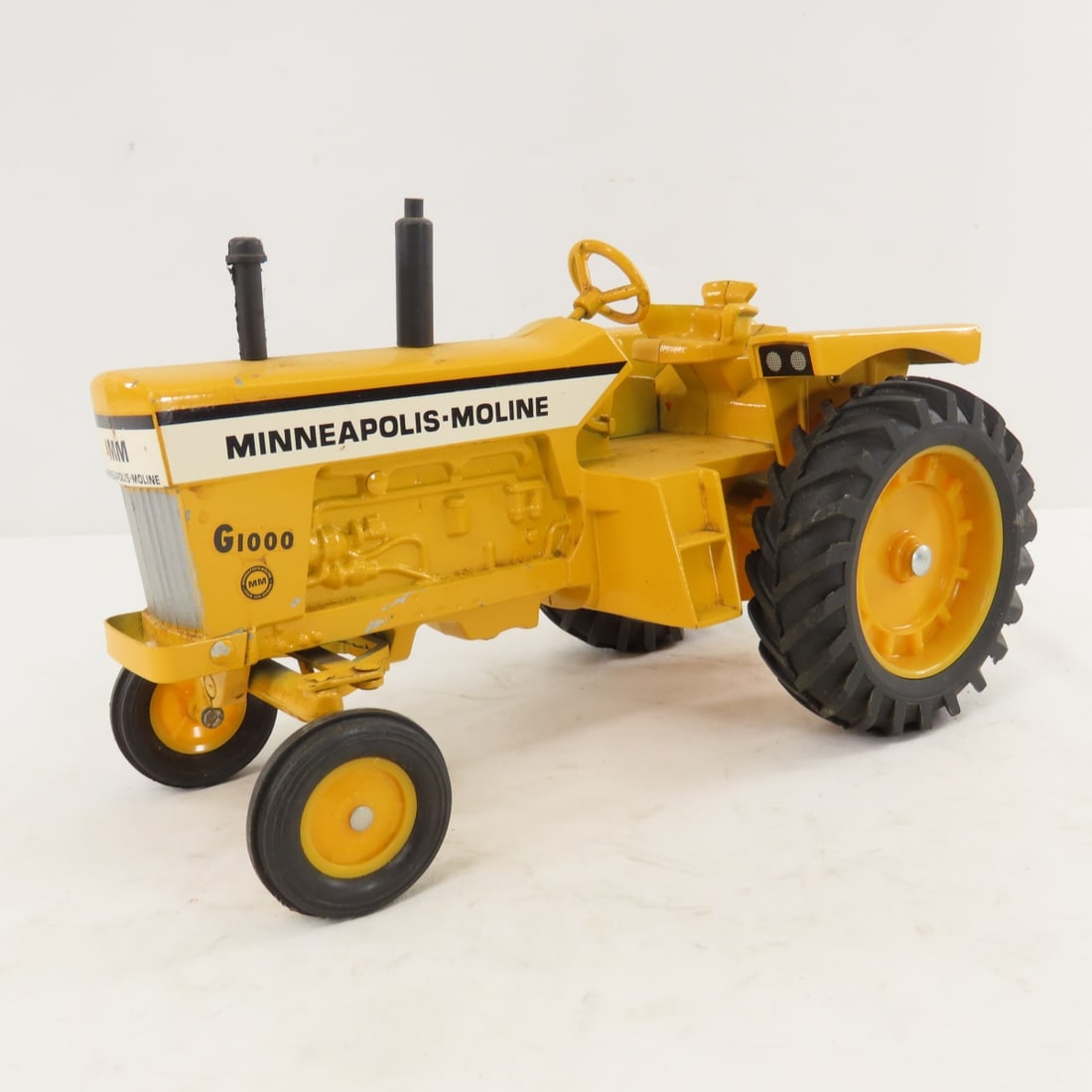 ERTL Minneapolis-Moline G1000 Row Crop Tractor: ERTL Minneapolis-Moline G1000 Row Crop Tractor - some paint chips, 1/16 diecast, LOT SIZE: 10x6x7" 3 LBSAll information and photos, which are part of the description) are intended to be as accurate