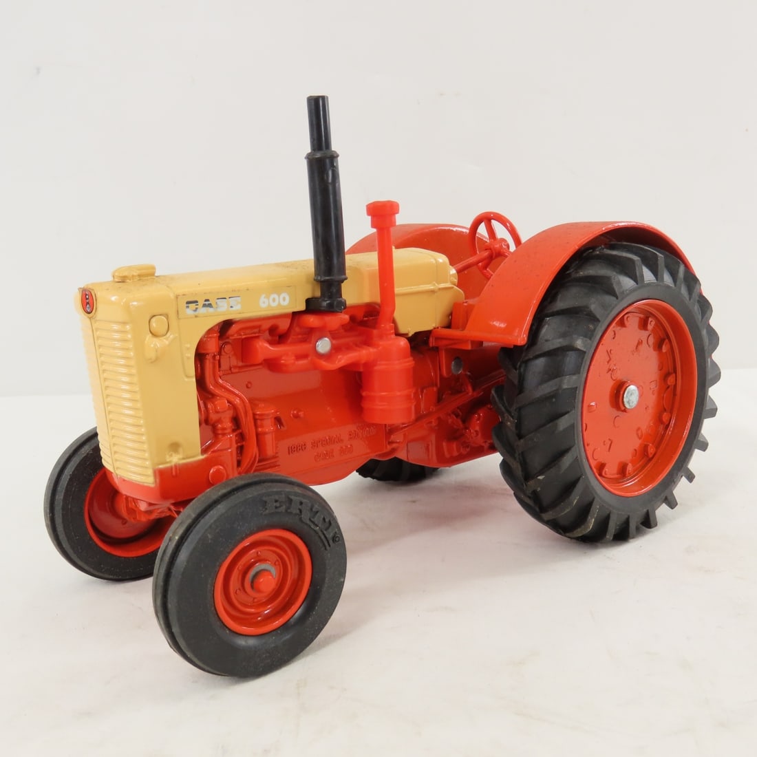 ERTL CASE 600 Tractor 1/16 Desert Sunset Diecast: ERTL CASE 600 Tractor 1/16 Desert Sunset Diecast - LOT SIZE: 9x6x7" 2.5 LBSAll information and photos, which are part of the description) are intended to be as accurate as possible, but errors are
