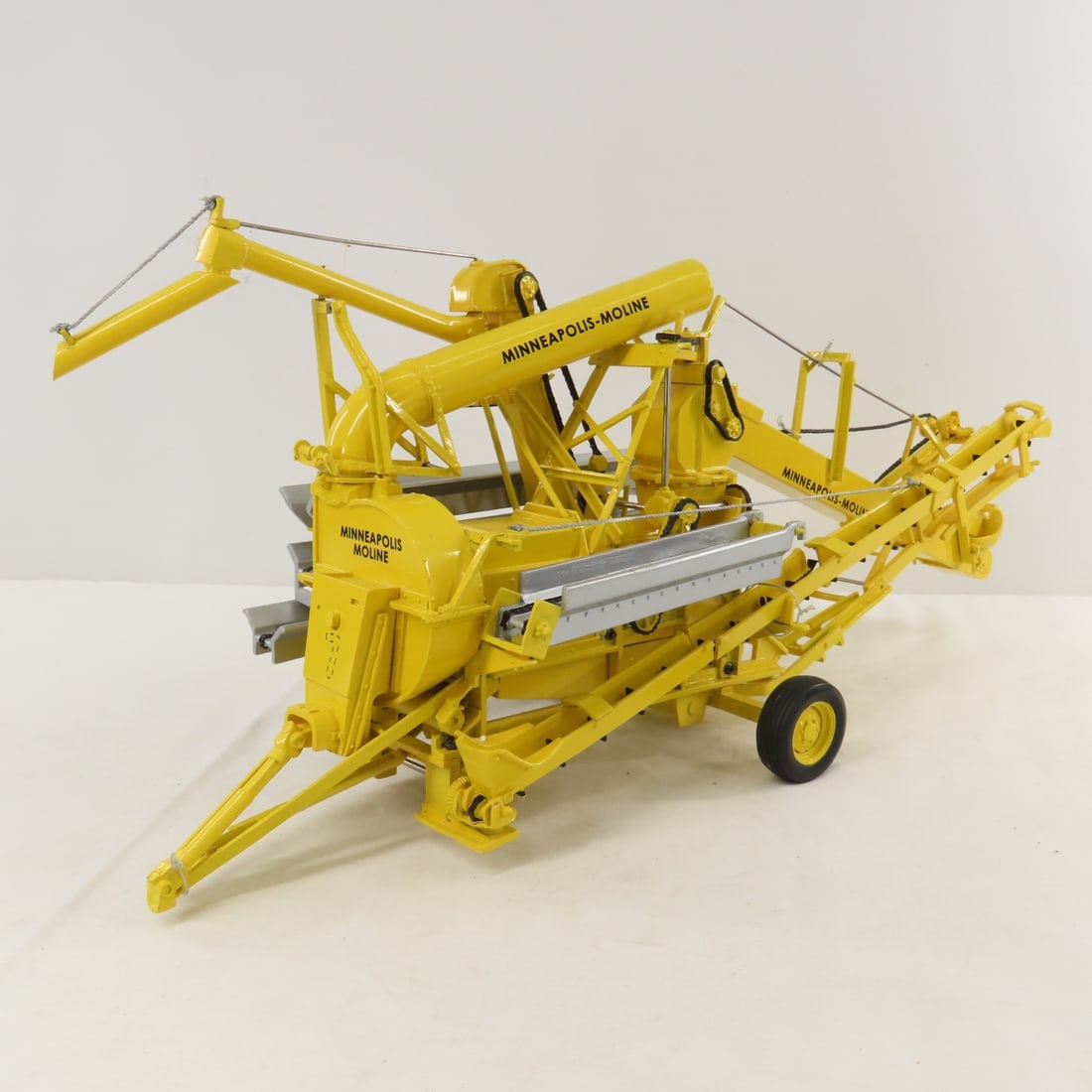 Custom Minneapolis-Moline 120 Corn Sheller: Custom Minneapolis-Moline 120 Corn Sheller - 1/16 diecast, unmarked. LOT SIZE: 20x8x9" 7 LBS All information and photos, which are part of the description) are intended to be as accurate as possible,