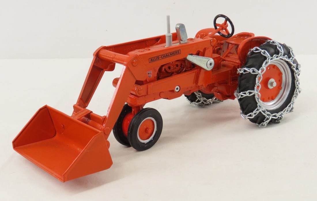 ERTL Allis-Chalmers WD-45 With Loader & Chains: ERTL Allis-Chalmers WD-45 With Loader & Chains - NF tractor, 1/16 diecast, LOT SIZE: 12x5x6" 2.5 LBS All information and photos, which are part of the description) are intended to be as accurate as po