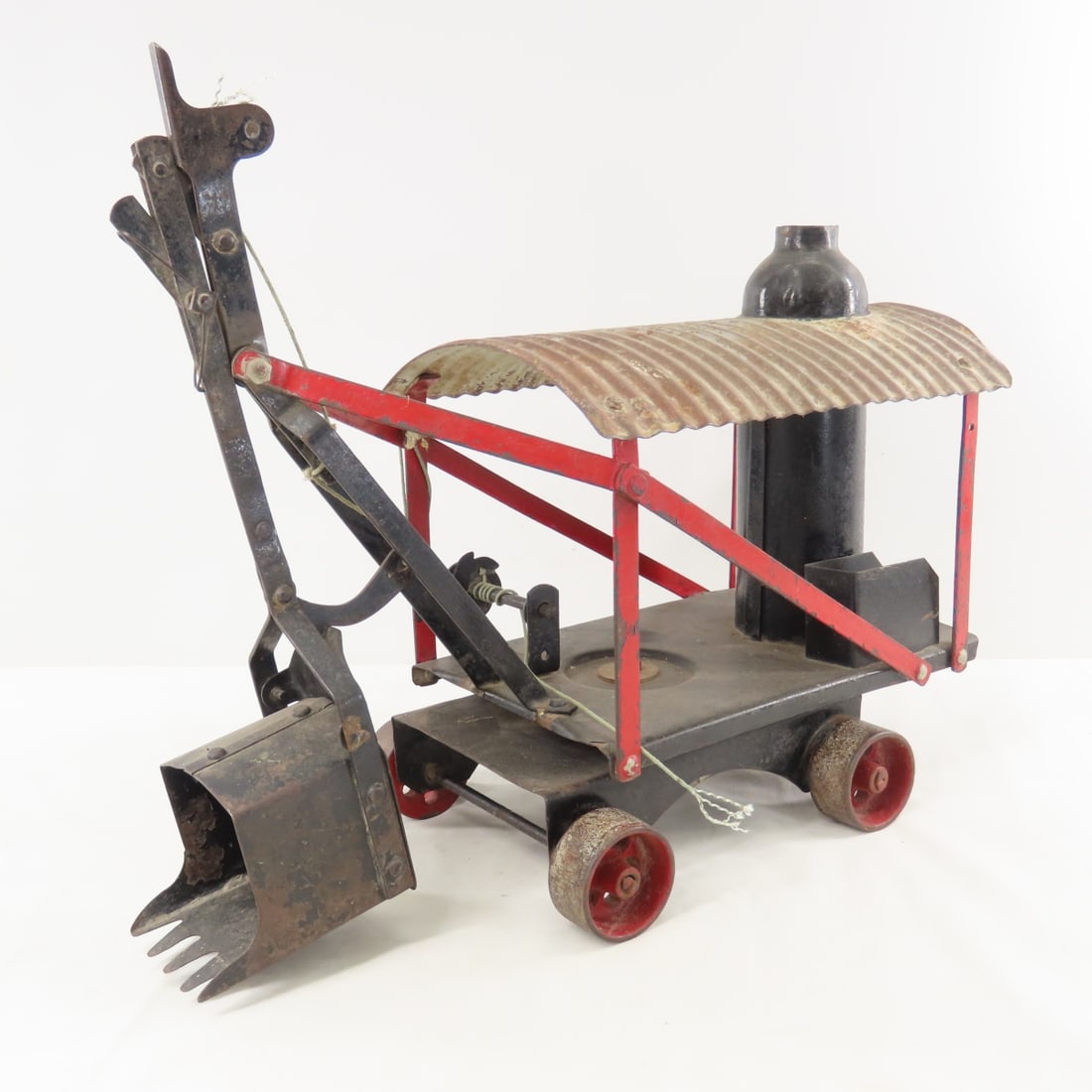 1920's Buddy L Pressed Steel Steam Shovel: 1920's Buddy L Pressed Steel Steam Shovel - string is broken, worn condition, LOT SIZE: 19x15x9" 8 LBS All information and photos, which are part of the description) are intended to be as accurate as