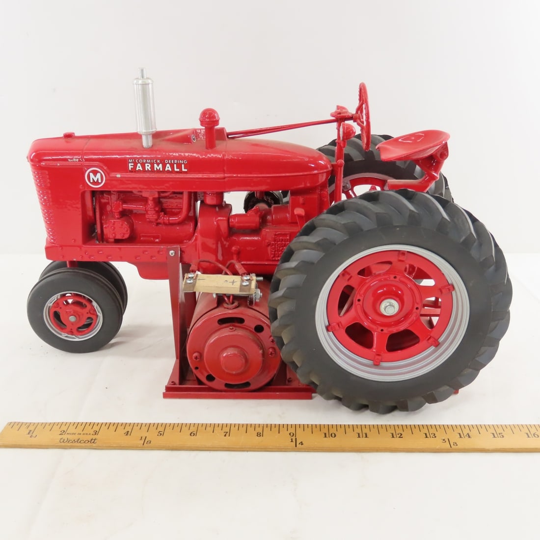 Scale Models M-D Farmall M 1995 Show w/ Motor - 2
