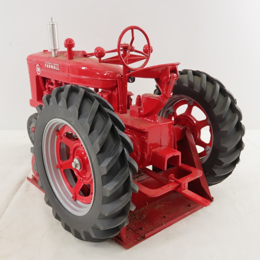 Scale Models M-D Farmall M 1995 Show w/ Motor - 3