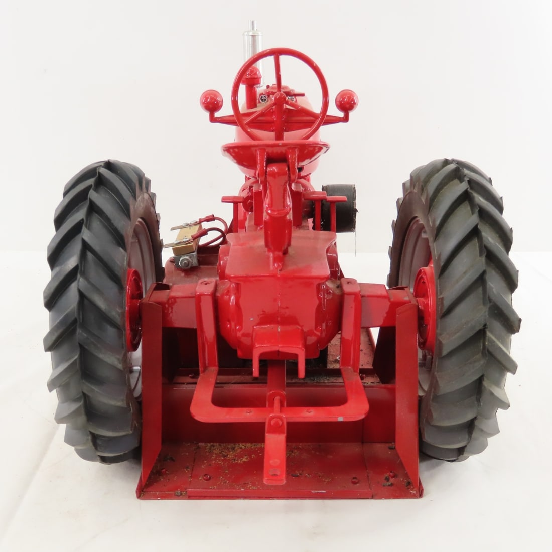 Scale Models M-D Farmall M 1995 Show w/ Motor - 4