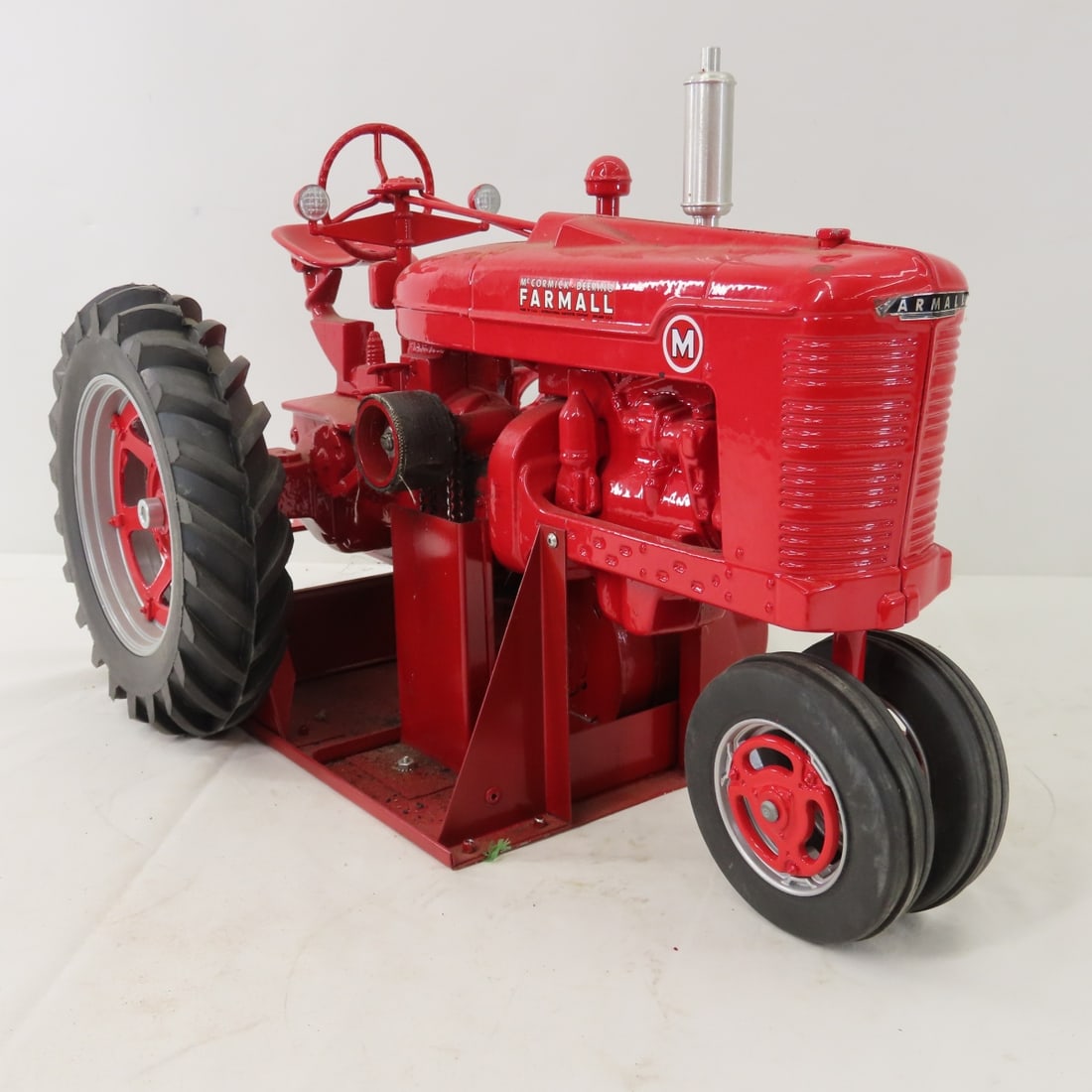 Scale Models M-D Farmall M 1995 Show w/ Motor - 7
