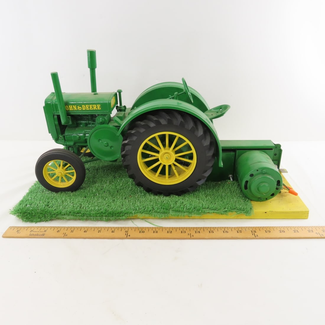John Deere Model D Tractor 1/8 w/ Motor - 2