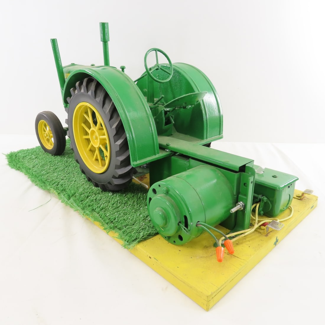 John Deere Model D Tractor 1/8 w/ Motor - 3