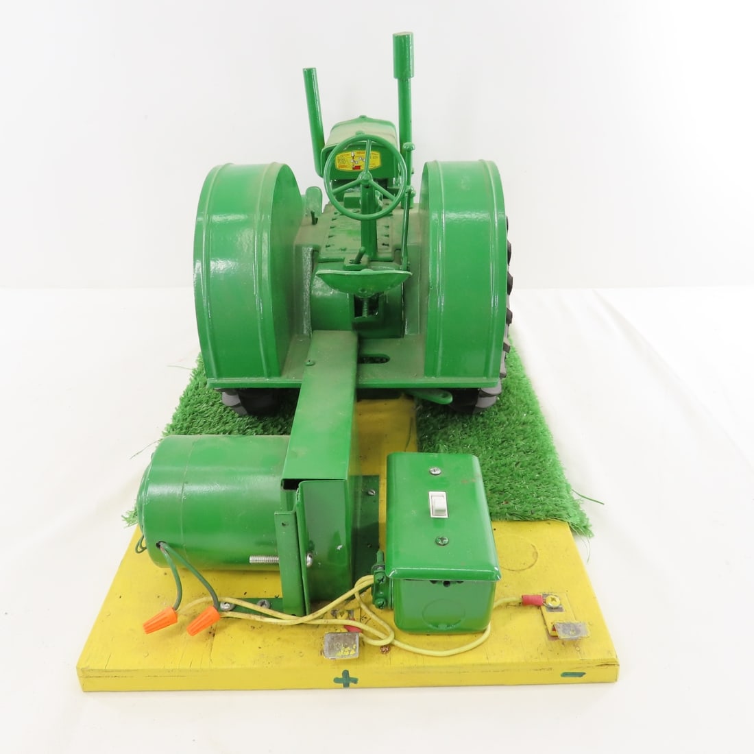 John Deere Model D Tractor 1/8 w/ Motor - 4