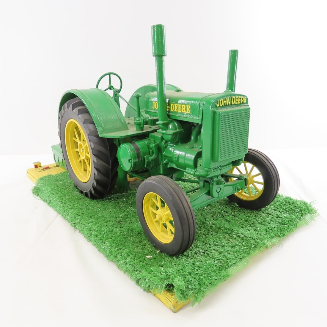 John Deere Model D Tractor 1/8 w/ Motor - 7