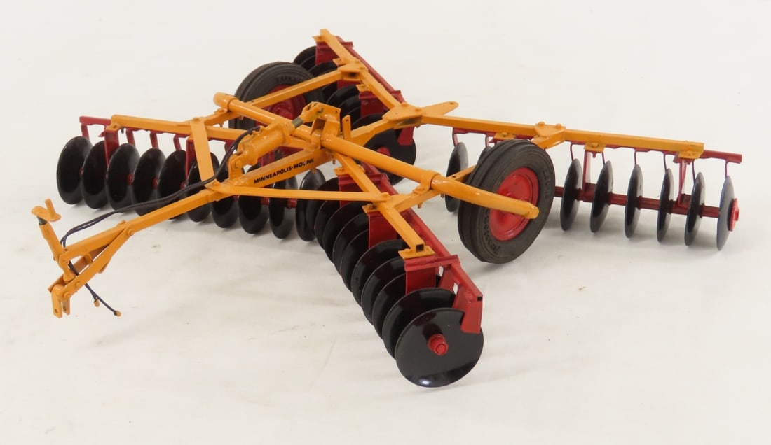 Norman Langford Custom M-M Tandem Disc Harrow: Norman Langford Custom M-M Tandem Disc Harrow - Minneapolis- Moline, metal, 1/16, LOT SIZE: 9x9x3"1 LB All information and photos, which are part of the description) are intended to be as accurate as