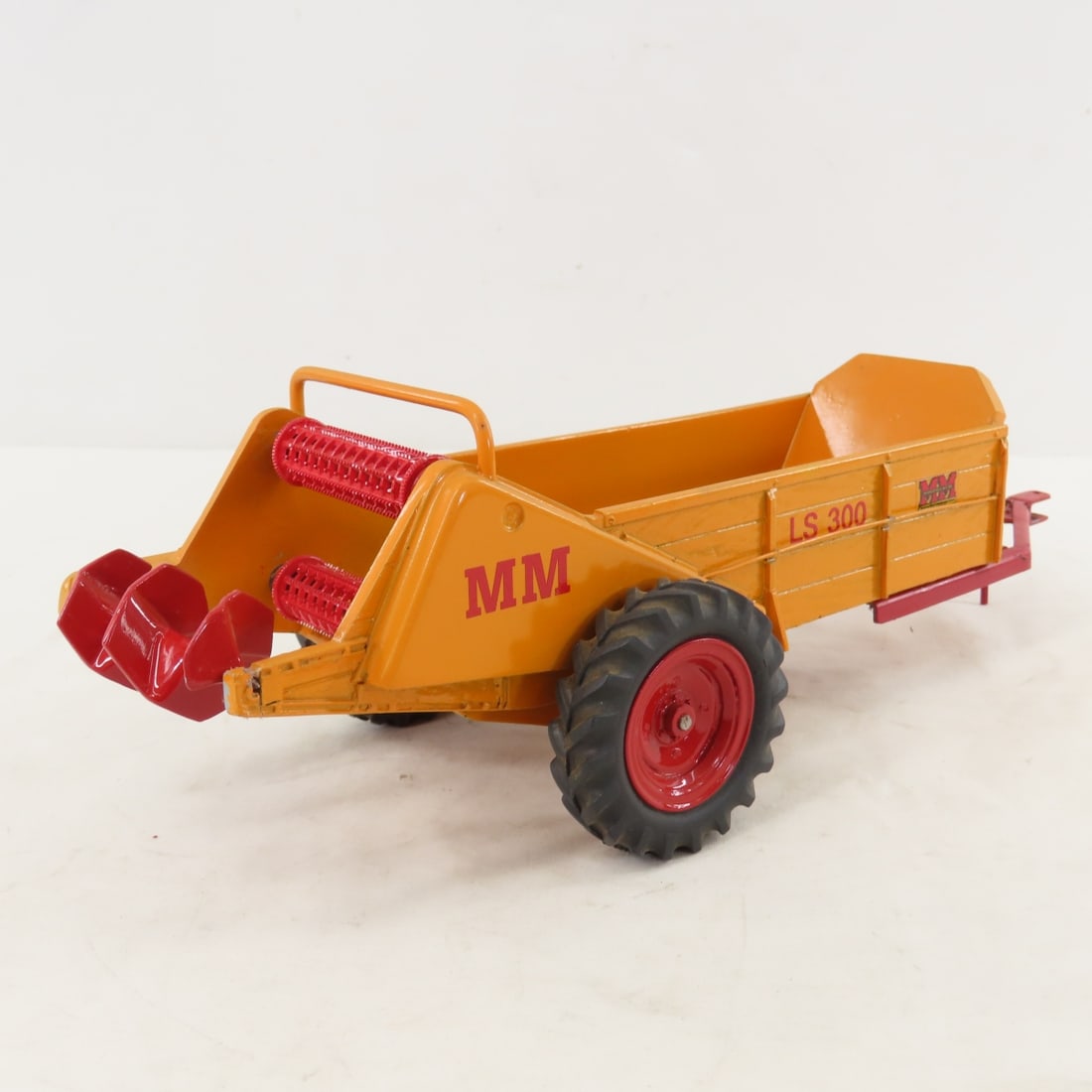 Jeff Ceroll Minn-Moline Manure Spreader LS 300 - 5