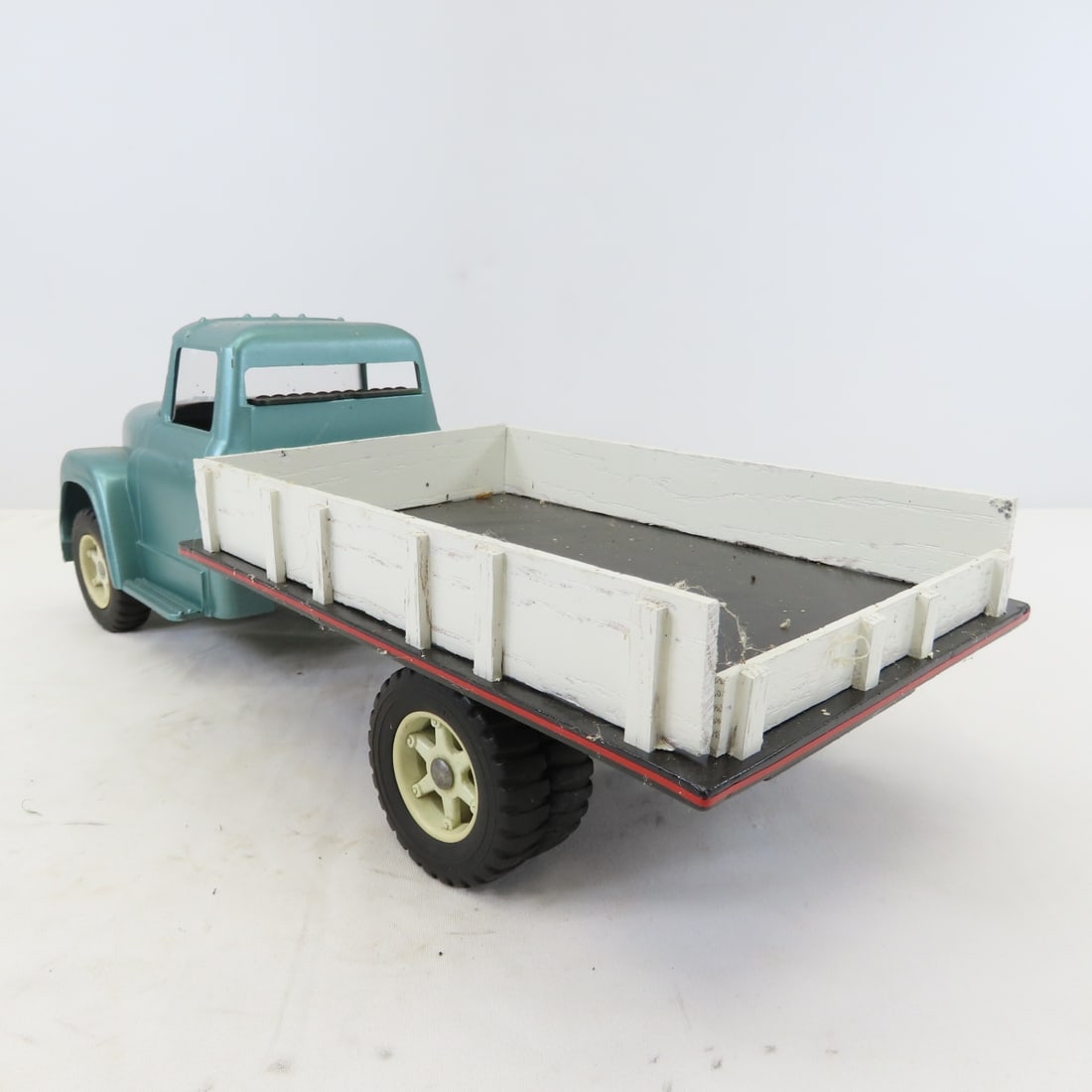 Custom ERTL International Truck with custom bed - 3