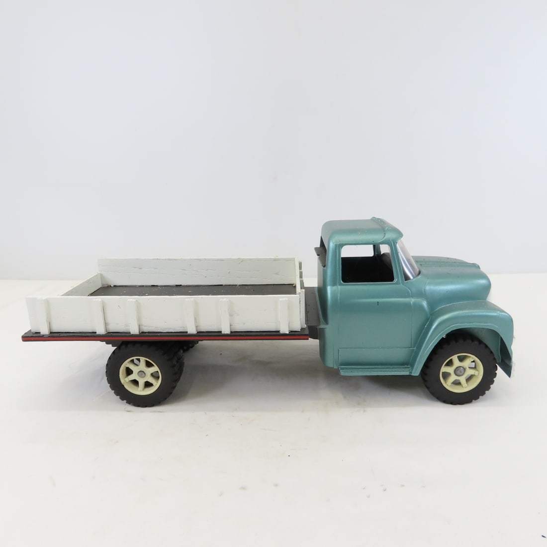 Custom ERTL International Truck with custom bed - 6