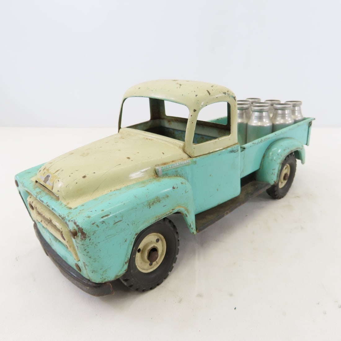 Tru Scale International Harvester Pickup Truck: Tru Scale International Harvester Pickup Truck - with 8 milk cans. LOT SIZE: 13x6x6" 2 LBS All information and photos, which are part of the description) are intended to be as accurate as possible,
