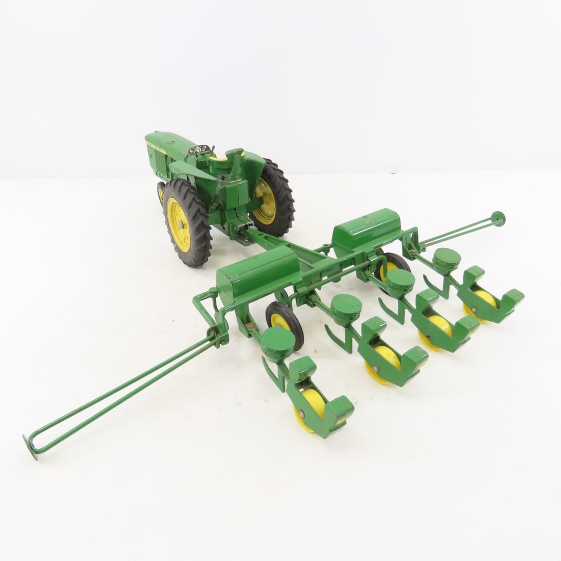 ERTL 4 Row Planter with Tractor 1/16 scale - 3